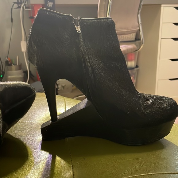 Unique faux fur shoe - Picture 3 of 4